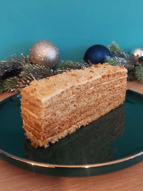 Mehrschichtiger Honigkuchen auf einem dunkelgrünen Teller