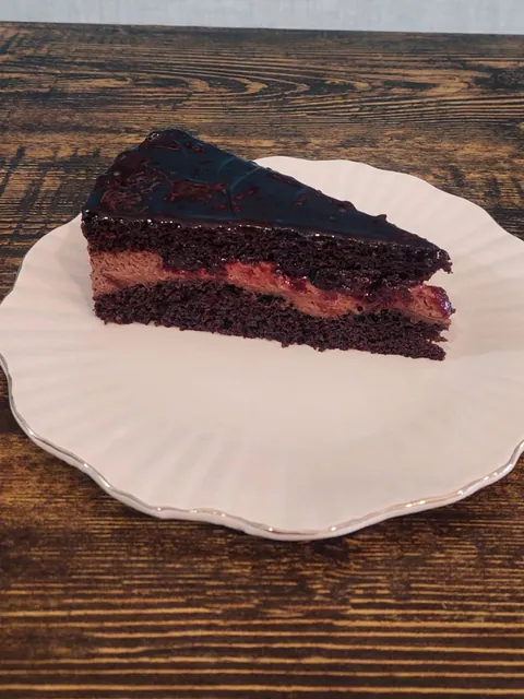 Ein Stück Schoko-Kirsch-Torte mit Schokoladenglasur