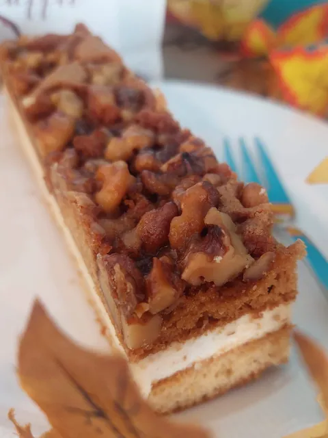 Walnuss-Schnitte mit karamellisierten Walnüssen, herbstlich dekoriert